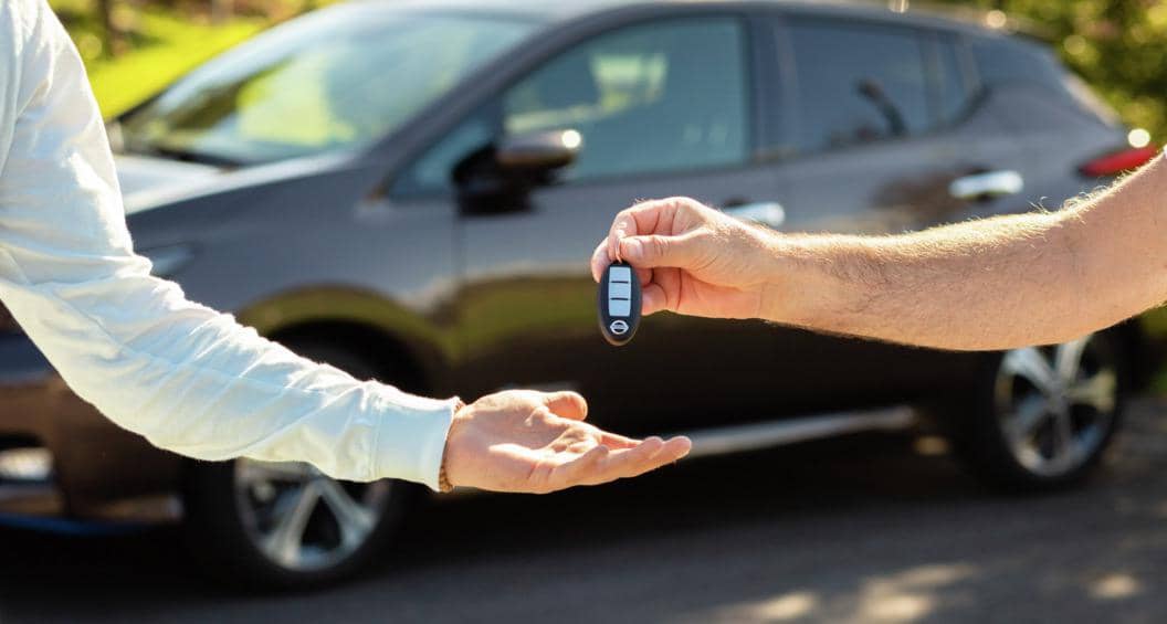 Overdragelse af bilnøgler mellem to personer