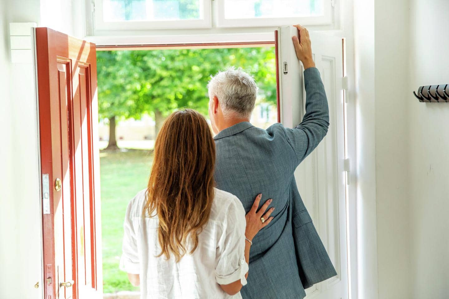 Kvinde og mand står og kigger ud af døren
