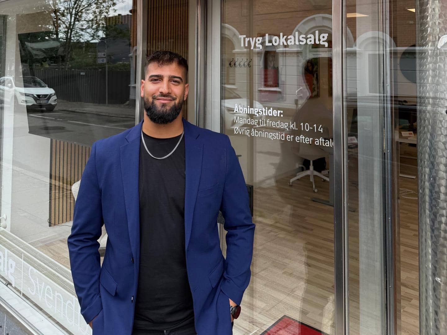 Mand foran butiksdør